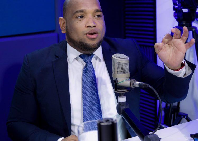 Jonatan Familia cuestiona «compra millonaria de artículos conmemorativos por la Alcaldía de SDE»