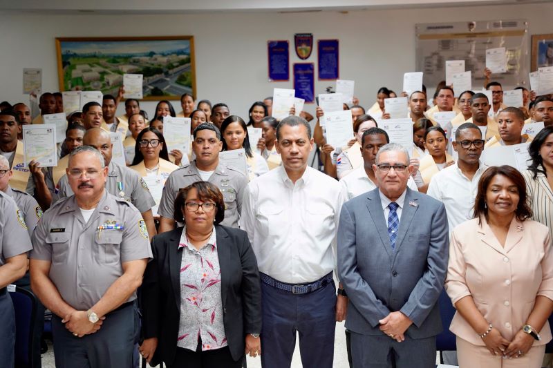 INDOTEL e INFOTEP gradúan en región Sur más de 100 oficiales policiales en habilidades digitales - Noticias de hoy en República Dominicana | De Último Minuto