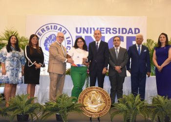 MESCyT entrega 27 becas nacionales para estudiantes en la Universidad INCE
