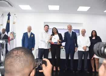 MESCyT entrega más de 200 becas a jóvenes de Universidad del Caribe