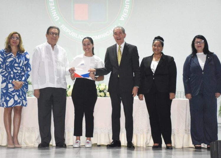 MESCyT otorga 208 becas nacionales a estudiantes de la UNPHU