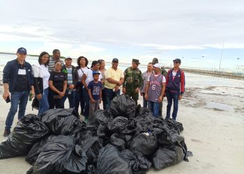 Medio Ambiente desarrolla jornada de limpieza en Boca Chica en el marco del Día Internacional de Limpieza de Playas