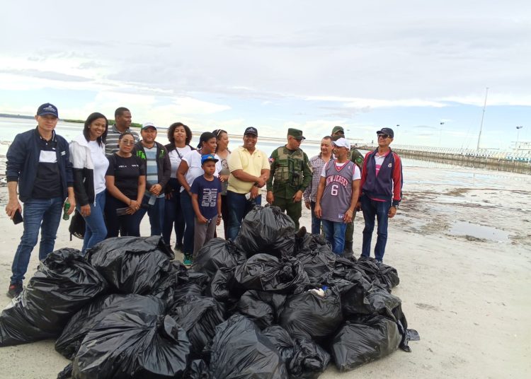 Medio Ambiente desarrolla jornada de limpieza en Boca Chica en el marco del Día Internacional de Limpieza de Playas