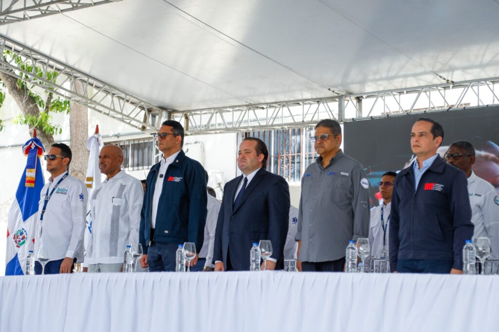 Ministro de la Presidencia anuncia ampliación Sistema 911 en Pedernales durante entrega de 46 nuevas ambulancias a la DAEH - Noticias de hoy en República Dominicana | De Último Minuto