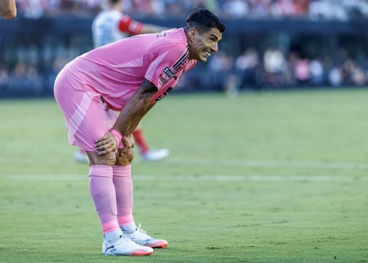 Luis Suárez escupe a un miembro del cuerpo técnico de Sounders en una tangana final