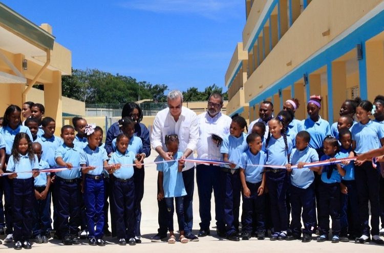 Gobierno entrega escuela nueva en Barahona para 900 alumnos