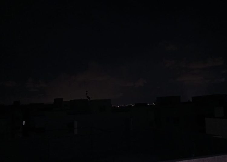 Moradores de la Jacobo Majluta denuncian apagones y falta de respuesta de EDEEste