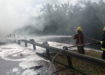 Sistema 911 coordina asistencia ante accidente de tránsito con incendio en SDN