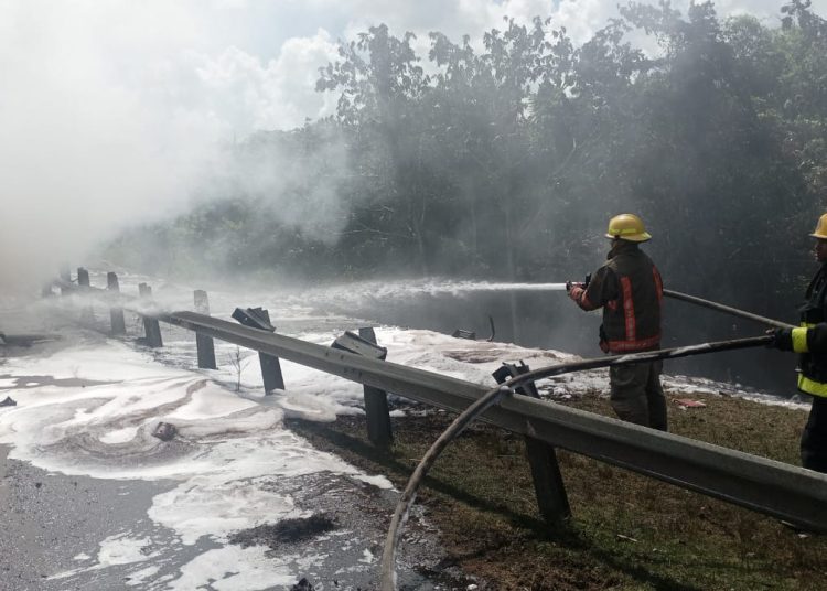 Sistema 911 coordina asistencia ante accidente de tránsito con incendio en SDN