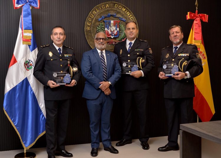 Cónsul en Madrid reconoce apoyo de la Policía de España a los dominicanos