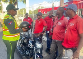 DIGESETT orienta a motoconchistas de La Romana sobre el uso del casco protector y la Ley 63-17.