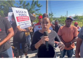 Comunitarios de Rincón de Yuboa reclaman puente seguro en la autopista Duarte