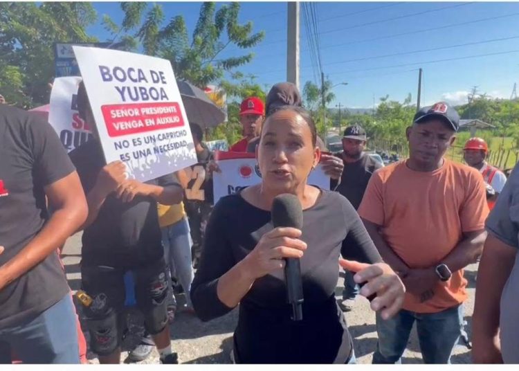 Comunitarios de Rincón de Yuboa reclaman puente seguro en la autopista Duarte