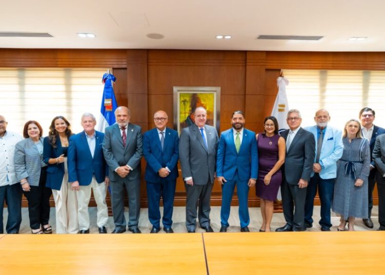 Ministro de Hacienda se reúne con gremios y sectores productivos