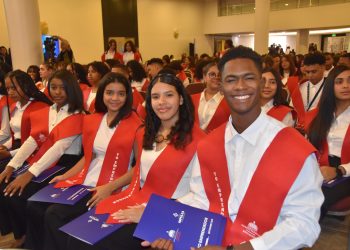 Educación gradúa a 300 jóvenes estudiantes del diplomado “Yo Emprendedor 2025”