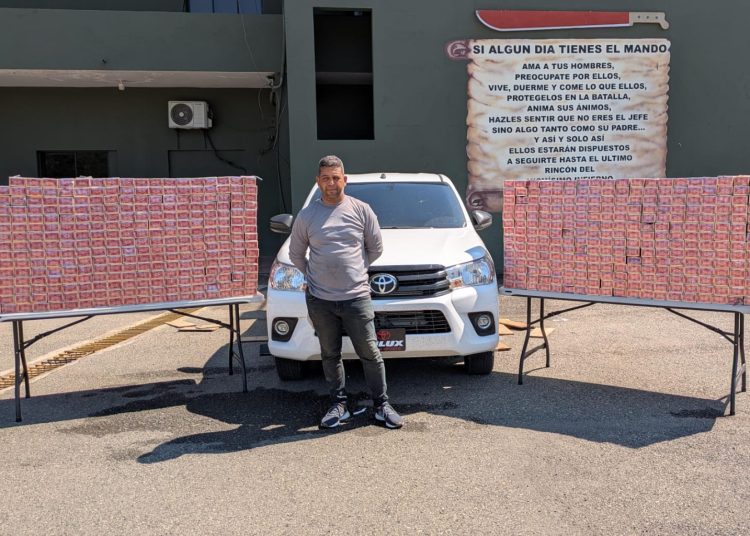 Ejército decomisa más de 200 mil cigarrillos descubiertos debajo de dos camionetas en Valverde