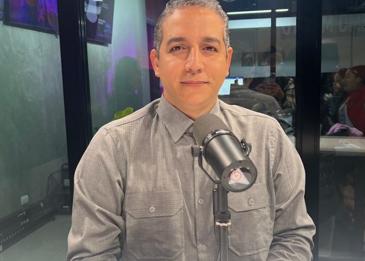 Rodolfo Santos cuestiona silencio de autoridades ante colapso del sistema eléctrico