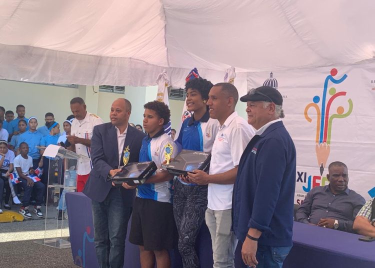 Azua recibe la antorcha olímpica rumbo a los Juegos Nacionales Escolares 2025