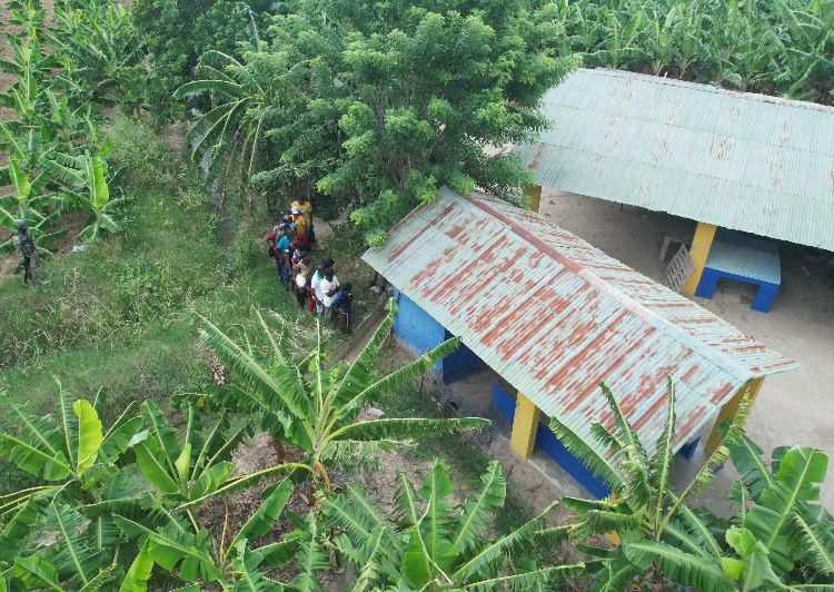 Detienen 13 haitianos indocumentados ocultos en plantaciones de Mao