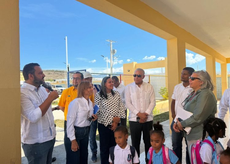 Gobernadora Minerva Navarro recibe al Ministro Administrativo de la Presidencia en Monte Grande