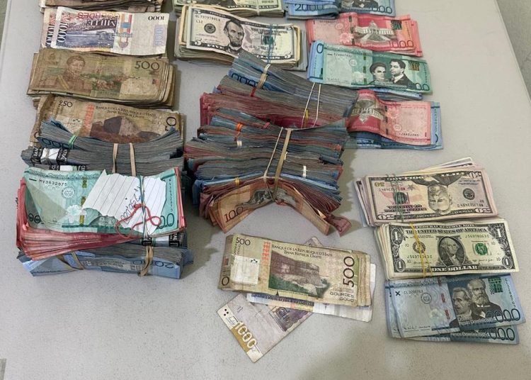 Detienen a haitiana con más de RD$3.5 millones de pesos y otras divisas en San Juan