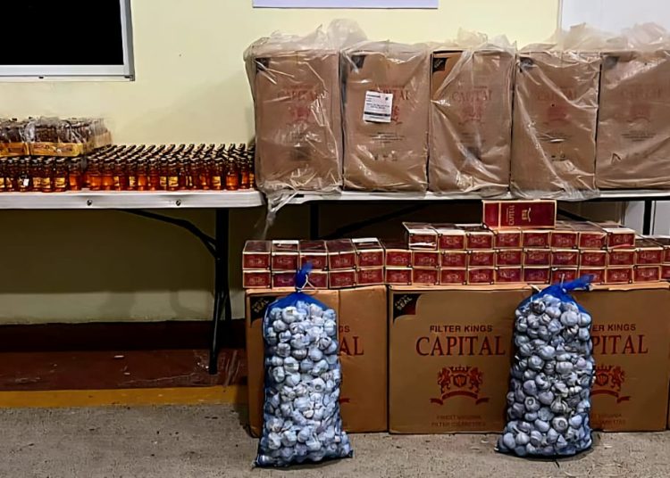 Ejército ocupa cargamento de cigarrillos, bebidas alcohólicas y ajo en operativo en Comendador, Elías Piña