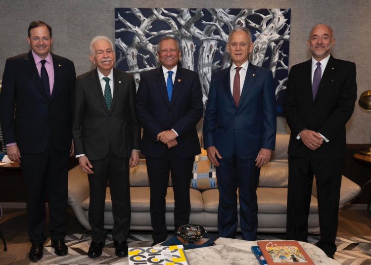 Presidente ejecutivo de Banreservas recibe visita de ejecutivos del BHD