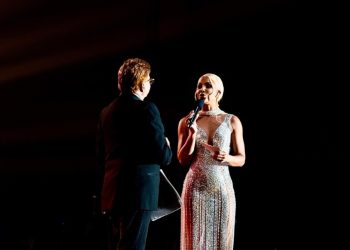 Sarodj brilló como presentadora y artista en los premios Monitor Latino 2025 con diseños exclusivos de Giannina Azar y Joel Reyes