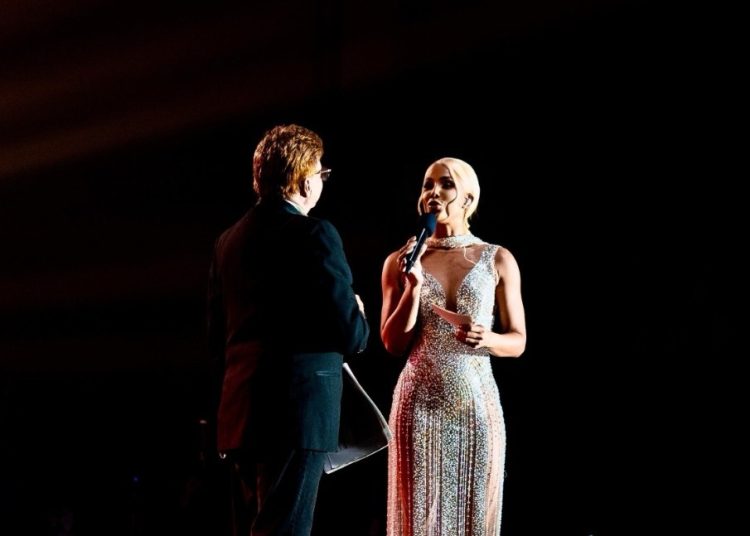 Sarodj brilló como presentadora y artista en los premios Monitor Latino 2025 con diseños exclusivos de Giannina Azar y Joel Reyes