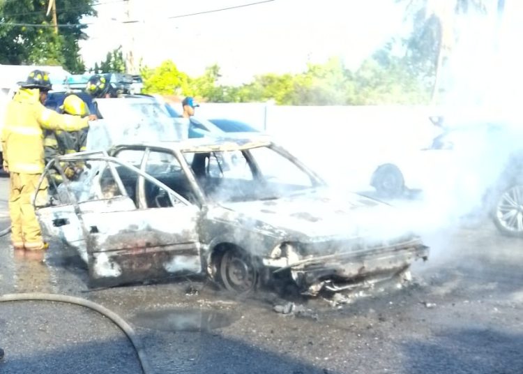 Se incendia vehículo de la ruta CJ27 en Pontezuela Santiago