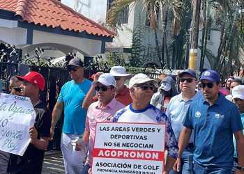 Deportistas y comunitarios marchan en Bonao para exigir preservación de instalaciones deportivas