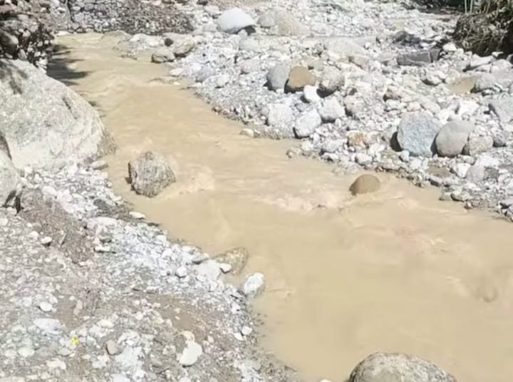 Hombres a picos y palas realizan la apertura de la entrada del Distrito Municipal La Siembra por lluvias