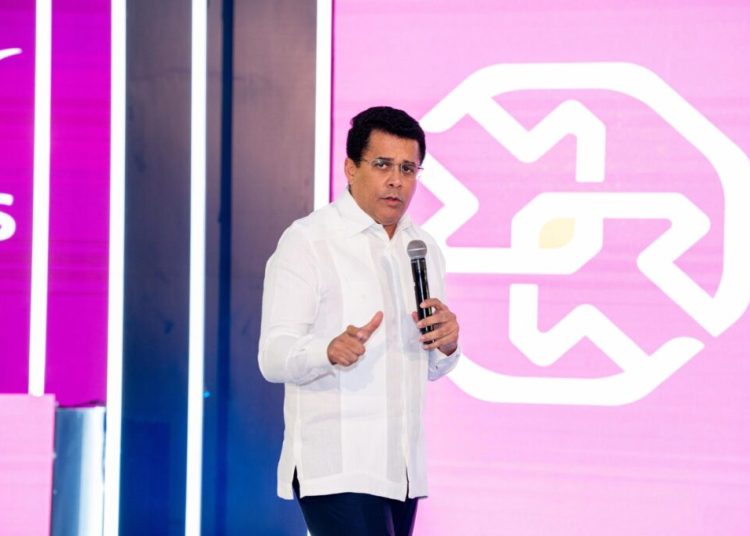 Collado critica alto costo de vuelos a Puerto Rico y llama a fortalecer la conectividad aérea