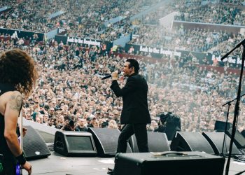 Yungblud rinde homenaje a Ozzy Osbourne en los VMAs