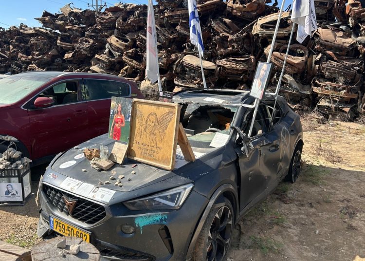 Cementerio de autos: memoria y esperanza a 703 días del 7 de octubre