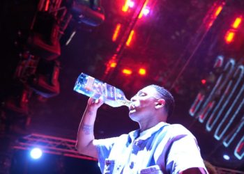 Don Miguelo pone a Alofoke y figuras presentes a tomar shots al ritmo de «Bébetelo»