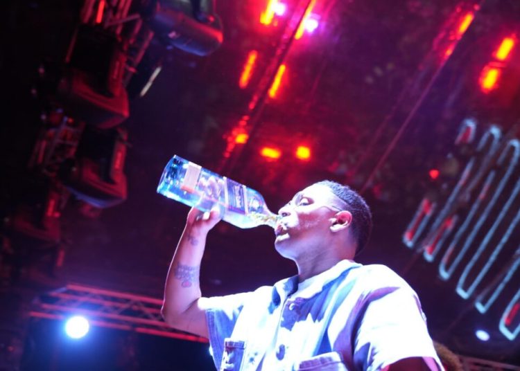 Don Miguelo pone a Alofoke y figuras presentes a tomar shots al ritmo de «Bébetelo»