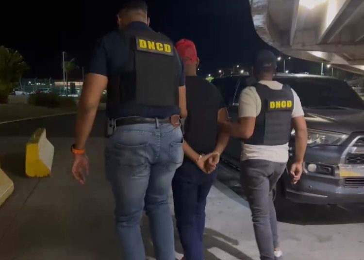 Arrestan hombre perseguido por alijo de 6,740 libras de marihuana en AILA