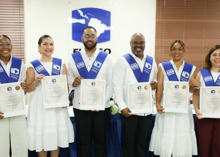 FLACSO gradúa primera cohorte en RD