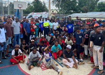 Margnaury Espinal entrega útiles deportivos en La Cuaba; dice jóvenes representan futuro del país
