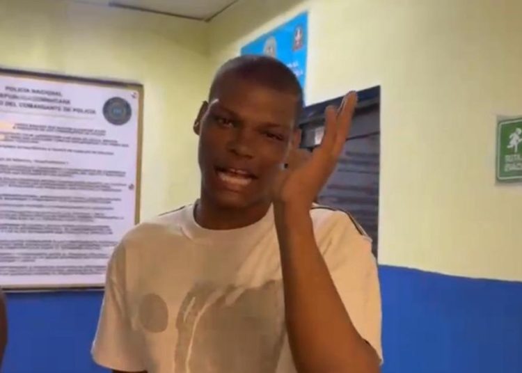 Arrestan a joven en SFM que intentó robar vivienda por falsa recompensa en efectivo