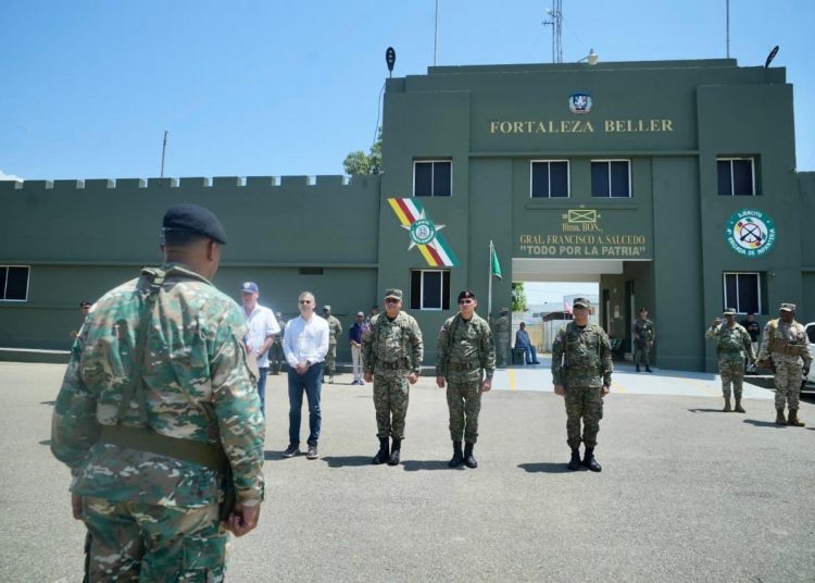Ministro de Defensa encabeza recorrido por la frontera junto a asesores del Poder Ejecutivo en materia policial