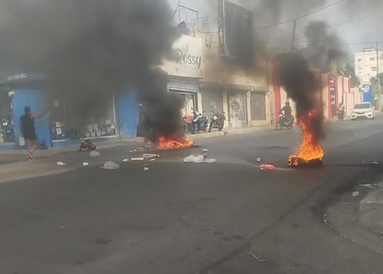 Residentes de Las Palmas de Herrera protestan con quema de gomas por falta de agua y apagones