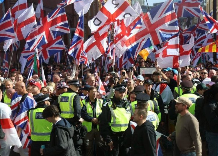 Miles de personas empiezan a congregarse en manifestación antiinmigración en Londres