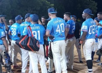 Centro y Comercio en Marchan ganan y van por campeones divisional en softbol del DN