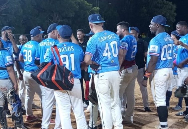 Centro y Comercio en Marchan ganan y van por campeones divisional en softbol del DN