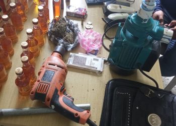 Policía ocupa drogas, motocicleta y herramientas en operativo contra punto de venta en El Cercado, San Juan