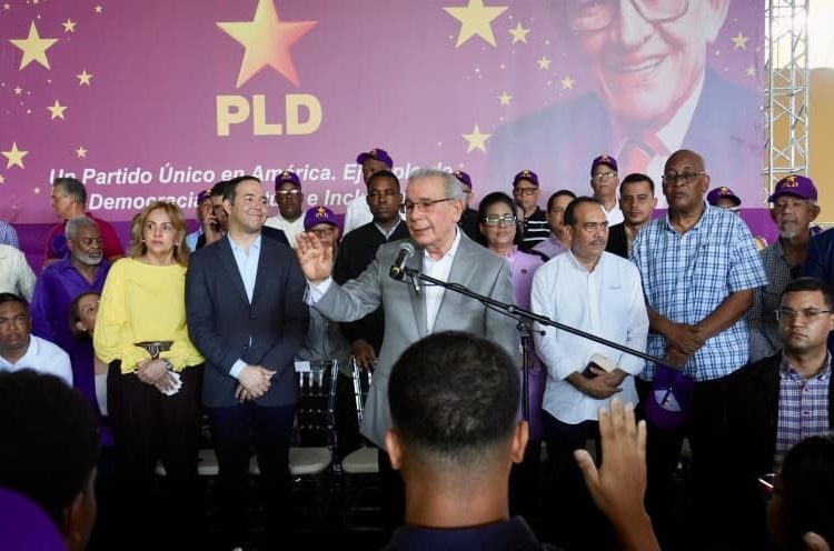 Danilo juramenta nuevos miembros PLD en SDO