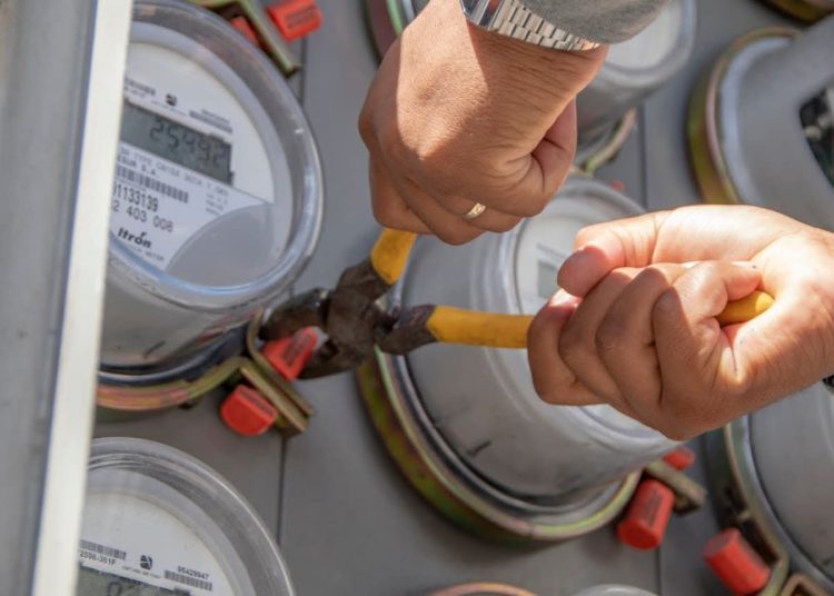 Arrestan a dos hombres en flagrante delito cuando realizaban conexiones ilegales en las redes de Edesur Dominicana