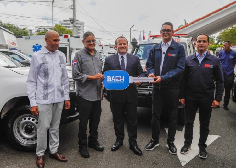 Ministro de la Presidencia anuncia ampliación Sistema 911 en Pedernales durante entrega de 46 nuevas ambulancias a la DAEH